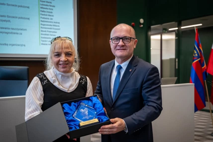 Opiekunka trzymająca za rękę starszego człowieka