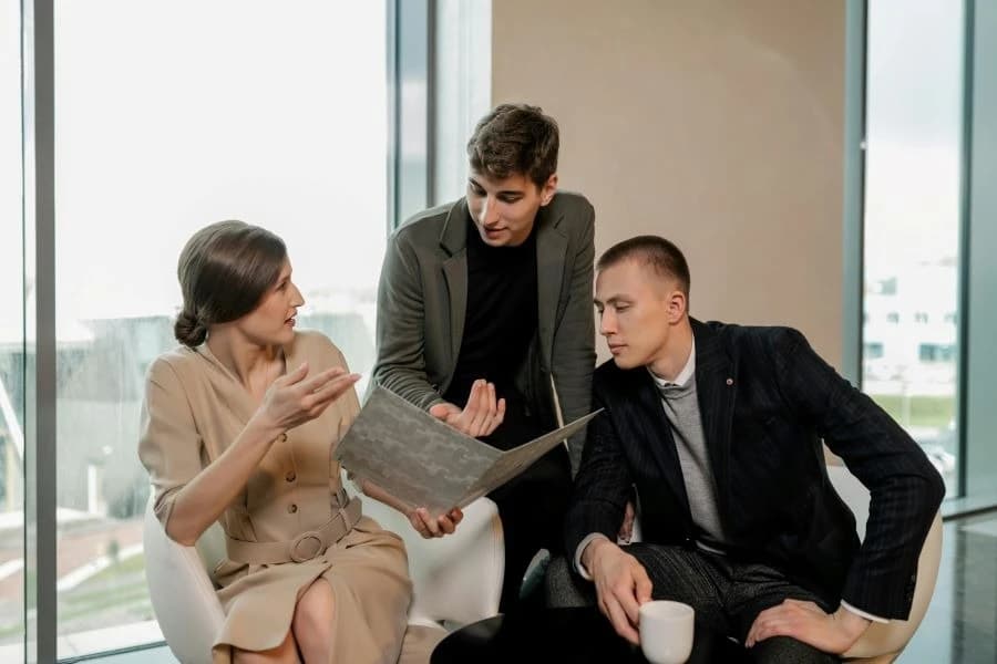 Bezpłatne porady rzecznika konsumentów w Kaskadzie Mała grupa ludzi w trakcie dyskusji.